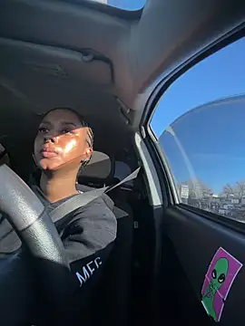 Snapshot of Your_Paris chatting on 10-28-25, 08:44 Your Paris online show from 10-28-25, 08:44