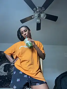 Snapshot of Your_Paris chatting on 11-12-25, 02:17 Your Paris online show from 11-12-25, 02:17