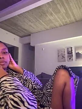 Snapshot of Your_Paris chatting on 11-15-25, 10:56 Your Paris online show from 11-15-25, 10:56