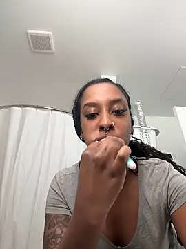 Snapshot of Your_Paris chatting on 11-21-25, 04:38 Your Paris online show from 11-21-25, 04:38