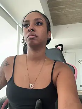 Snapshot of Your_Paris chatting on 11-25-25, 04:40 Your Paris online show from 11-25-25, 04:40