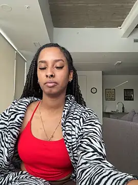 Snapshot of Your_Paris chatting on 11-28-25, 08:55 Your Paris online show from 11-28-25, 08:55