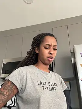 Snapshot of Your_Paris chatting on 11-30-25, 08:24 Your Paris online show from 11-30-25, 08:24