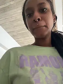 Snapshot of Your_Paris chatting on 12-01-25, 07:30 Your Paris online show from 12-01-25, 07:30