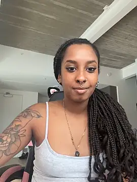 Snapshot of Your_Paris chatting on 12-05-25, 05:20 Your Paris online show from 12-05-25, 05:20