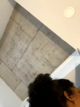 Snapshot of Your_Paris chatting on 12-14-25, 05:29 Your Paris online show from 12-14-25, 05:29