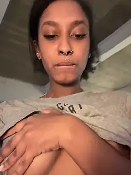 Snapshot of Your_Paris chatting on 12-15-25, 03:38 Your Paris online show from 12-15-25, 03:38