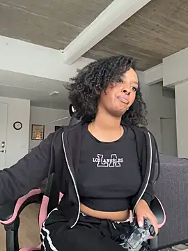 Snapshot of Your_Paris chatting on 12-17-25, 06:03 Your Paris online show from 12-17-25, 06:03