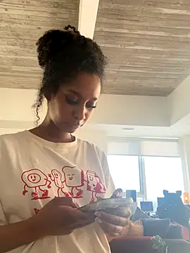 Snapshot of Your_Paris chatting on 12-19-25, 04:58 Your Paris online show from 12-19-25, 04:58