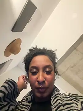 Snapshot of Your_Paris chatting on 12-20-25, 05:58 Your Paris online show from 12-20-25, 05:58