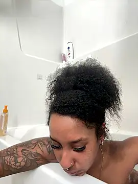 Snapshot of Your_Paris chatting on 01-09-26, 07:11 Your Paris online show from 01-09-26, 07:11