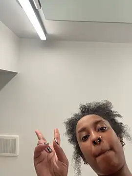 Snapshot of Your_Paris chatting on 01-10-26, 12:45 Your Paris online show from 01-10-26, 12:45