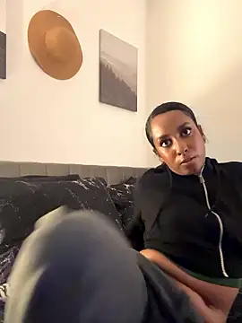 Snapshot of Your_Paris chatting on 01-12-26, 04:07 Your Paris online show from 01-12-26, 04:07