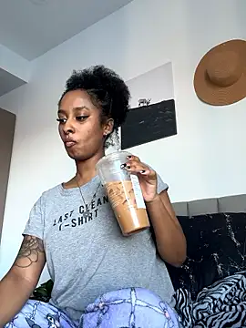 Snapshot of Your_Paris chatting on 01-15-26, 09:18 Your Paris online show from 01-15-26, 09:18