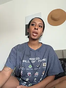 Snapshot of Your_Paris chatting on 01-18-26, 05:50 Your Paris online show from 01-18-26, 05:50