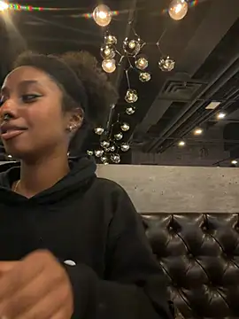 Snapshot of Your_Paris chatting on 02-04-26, 04:18 Your Paris online show from 02-04-26, 04:18