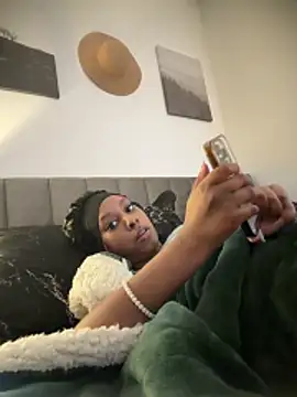 Snapshot of Your_Paris chatting on 02-06-26, 03:26 Your Paris online show from 02-06-26, 03:26