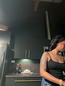 Snapshot of Your_Paris chatting on 02-07-26, 10:46 Your Paris online show from 02-07-26, 10:46