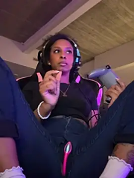 Snapshot of Your_Paris chatting on 02-17-26, 02:08 Your Paris online show from 02-17-26, 02:08