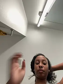 Snapshot of Your_Paris chatting on 02-21-26, 01:01 Your Paris online show from 02-21-26, 01:01