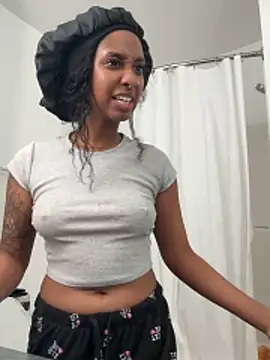 Snapshot of Your_Paris chatting on 02-22-26, 06:35 Your Paris online show from 02-22-26, 06:35