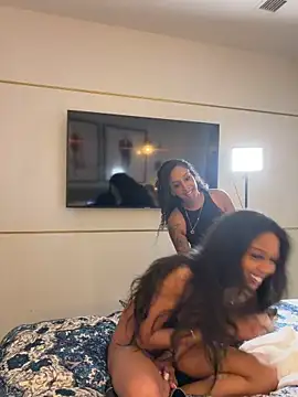 Snapshot of Your_Paris chatting on 02-26-26, 08:35 Your Paris online show from 02-26-26, 08:35