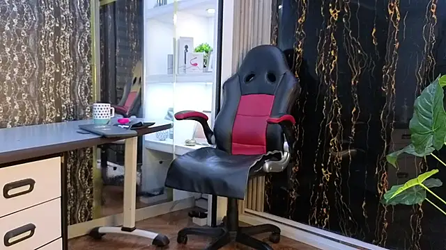 MissEscarleth online show from 09-30-25, 02:49