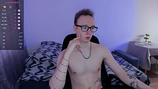 Snapshot of Alex_silents chatting on 02-14-25, 10:38 Alex silents online show from 02-14-25, 10:38