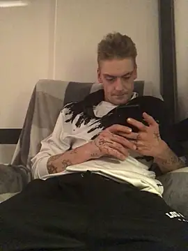 Snapshot of Simboxxx040 chatting on 01-01-25, 08:15 Simboxxx040 online show from 01-01-25, 08:15