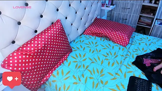 Krystal Cruz online show from 03-15-25, 05:41