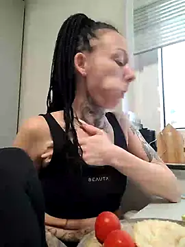 Snapshot of Scherana chatting on 12-16-24, 12:27 Scherana online show from 12-16-24, 12:27