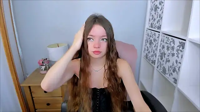 GraceLips online show from 10-18-25, 05:32