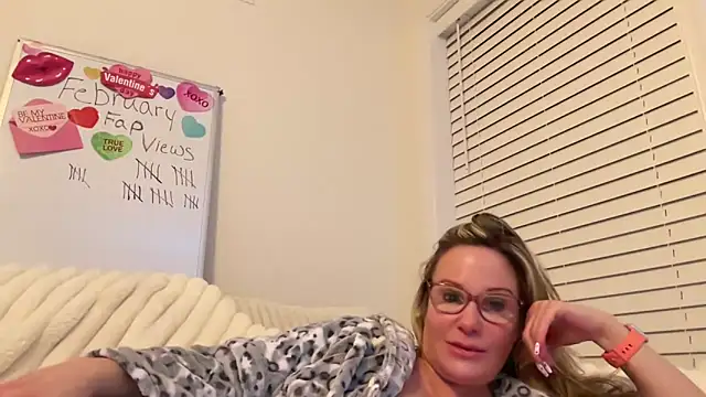 Snapshot of Milf_Goddess chatting on 02-24-25, 03:44 Milf Goddess online show from 02-24-25, 03:44