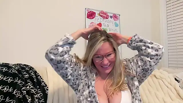 Snapshot of Milf_Goddess chatting on 02-27-25, 04:31 Milf Goddess online show from 02-27-25, 04:31