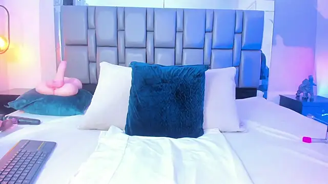 Emily Gil1 online show from 01-31-25, 02:07