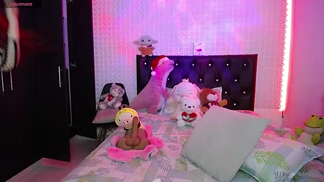 Snapshot of redgirlofficial chatting on 12-27-24, 11:53 redgirlofficial online show from 12-27-24, 11:53