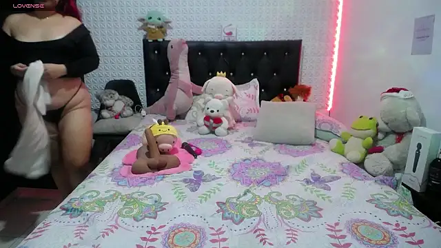 Snapshot of redgirlofficial chatting on 01-24-25, 01:35 redgirlofficial online show from 01-24-25, 01:35