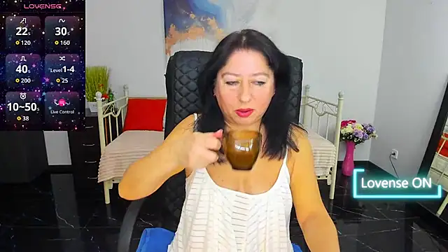 Snapshot of Julia_Dean chatting on 02-19-26, 01:29 Julia Dean online show from 02-19-26, 01:29