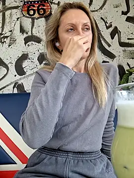 Miss    Mia  online show from 10-01-25, 12:11