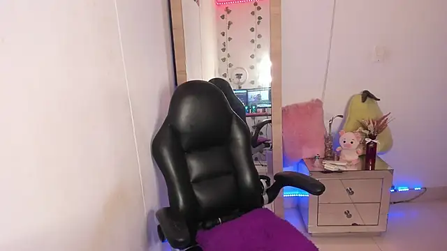 Snapshot of hellensexy chatting on 03-08-25, 12:00 hellensexy online show from 03-08-25, 12:00