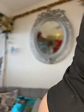 ValerieHilton online show from 12-19-25, 09:33