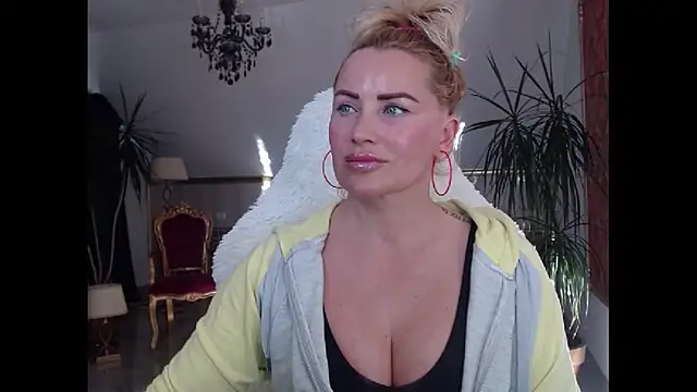 Snapshot of eyesangel22 chatting on 01-29-25, 09:23 eyesangel22 online show from 01-29-25, 09:23