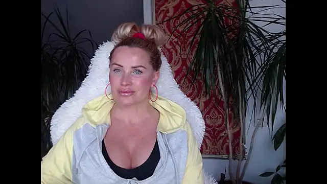 Snapshot of eyesangel22 chatting on 02-06-25, 12:05 eyesangel22 online show from 02-06-25, 12:05