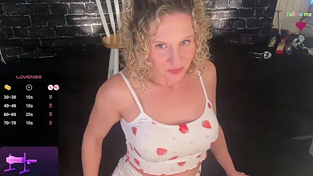 Snapshot of AmberJade_AmJ chatting on 11-19-25, 01:05 AmberJade AmJ online show from 11-19-25, 01:05