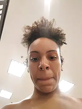 Julia Pretinha online show from 10-10-25, 02:27