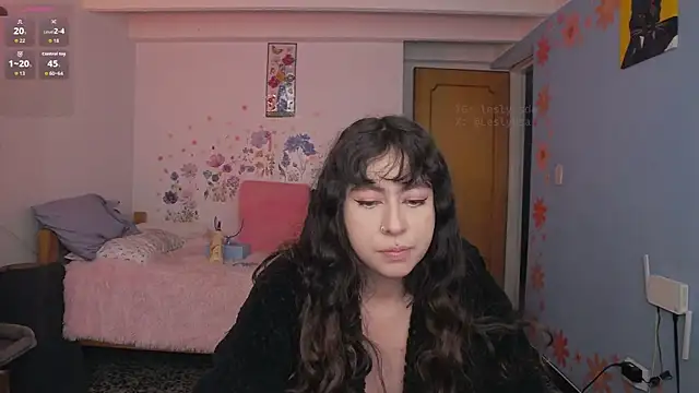 Snapshot of leslyyu chatting on 10-18-25, 04:08 leslyyu online show from 10-18-25, 04:08