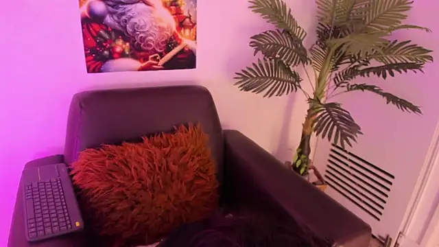 Miia Thompsonn online show from 12-04-24, 03:04