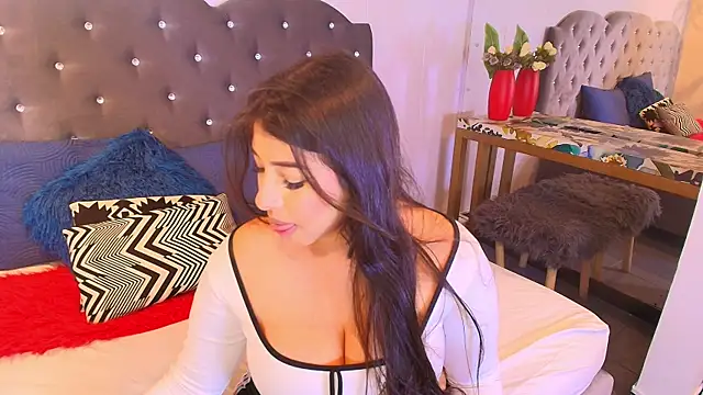 Miia Thompsonn online show from 12-19-25, 03:35