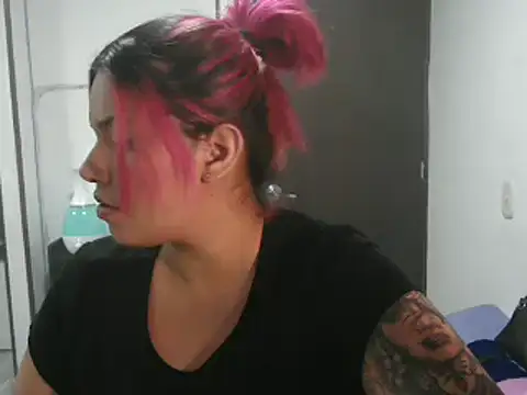 Snapshot of CarolinaRincon chatting on 03-04-25, 12:29 CarolinaRincon online show from 03-04-25, 12:29