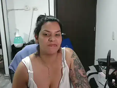 Snapshot of CarolinaRincon chatting on 03-11-25, 09:04 CarolinaRincon online show from 03-11-25, 09:04